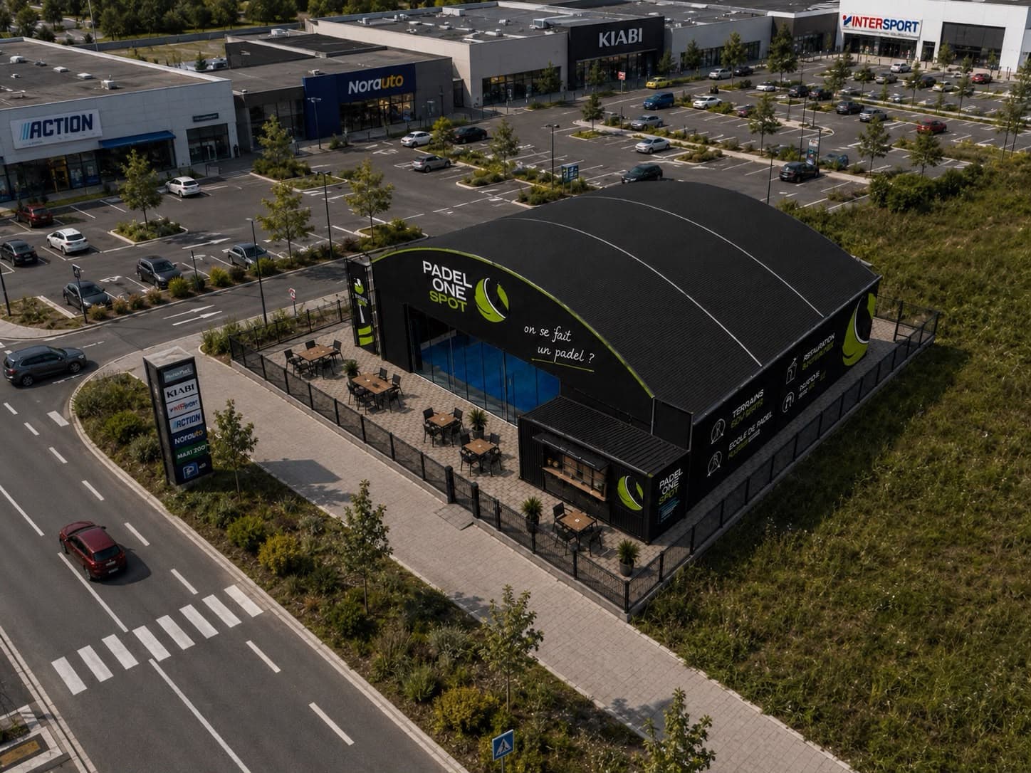 Padel One Spot implanté sur le parking d'une zone commerciale