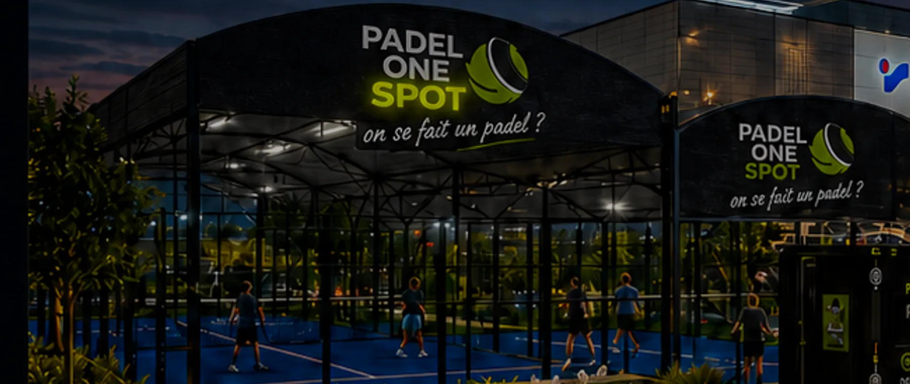Padel One Spot implante dans un retail park avec terrains eclaires et flux commerces