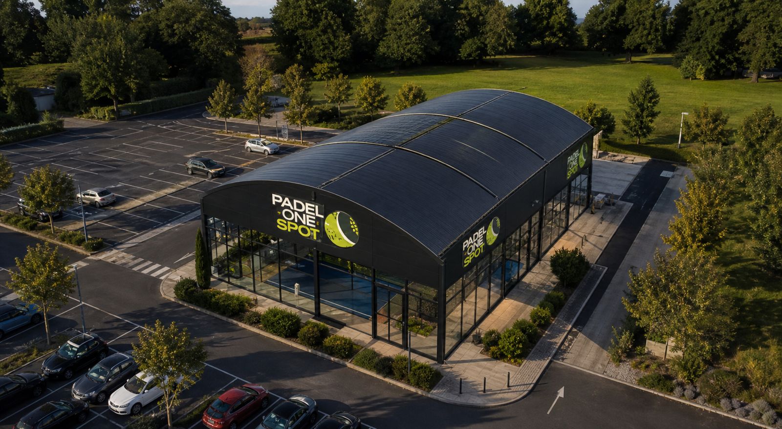 Padel One Spot couvert en format hall avec stationnement autour