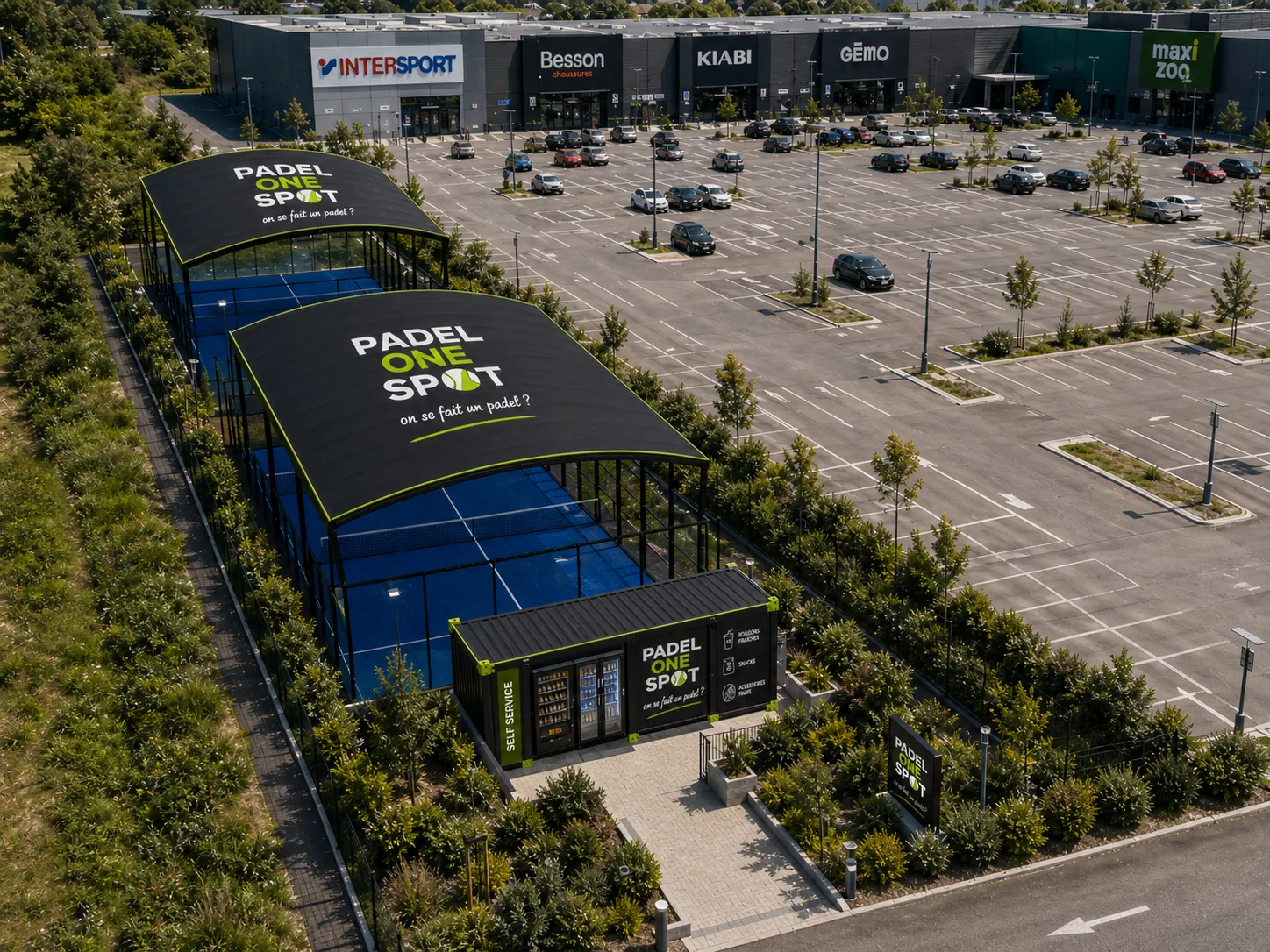 Implantation Padel One Spot en longueur sur une zone commerciale avec parking